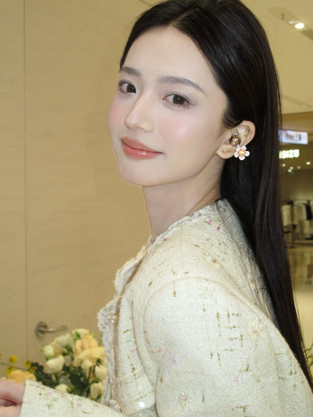 唐毅春日侧颜妆造美学天菜打卡唐毅春日美妆沙龙，被侧颜妆和耳妆的组合深深吸引。无需