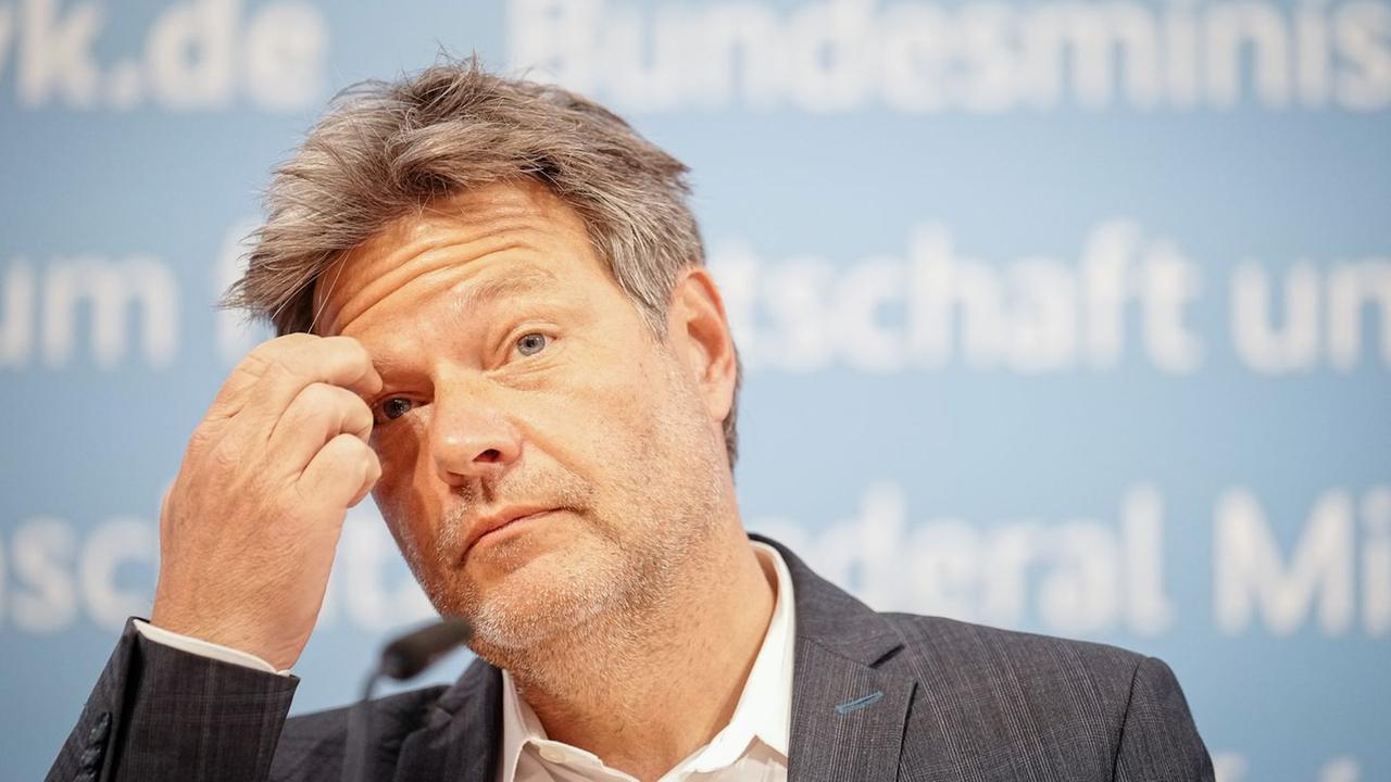 德国工业界突然拉响警报，德国工商大会外贸负责人特赖尔公开担忧德国被卡脖子。
 