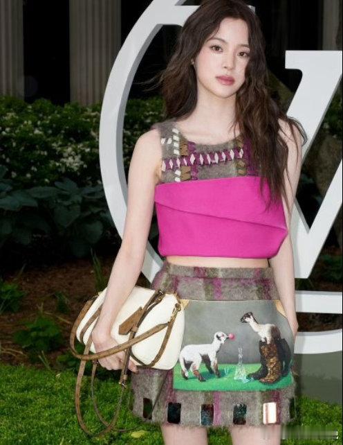 欧阳娜娜玫粉色上衣欧阳娜娜G社出图欧阳娜娜G社出图甜度超标，玫粉色上衣明艳元气，
