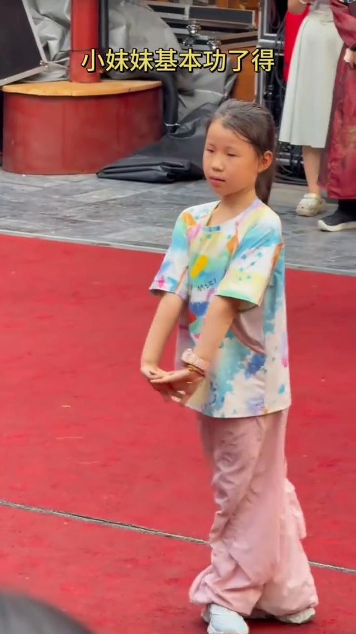 小妹妹基本功了得。
软功非常的好。