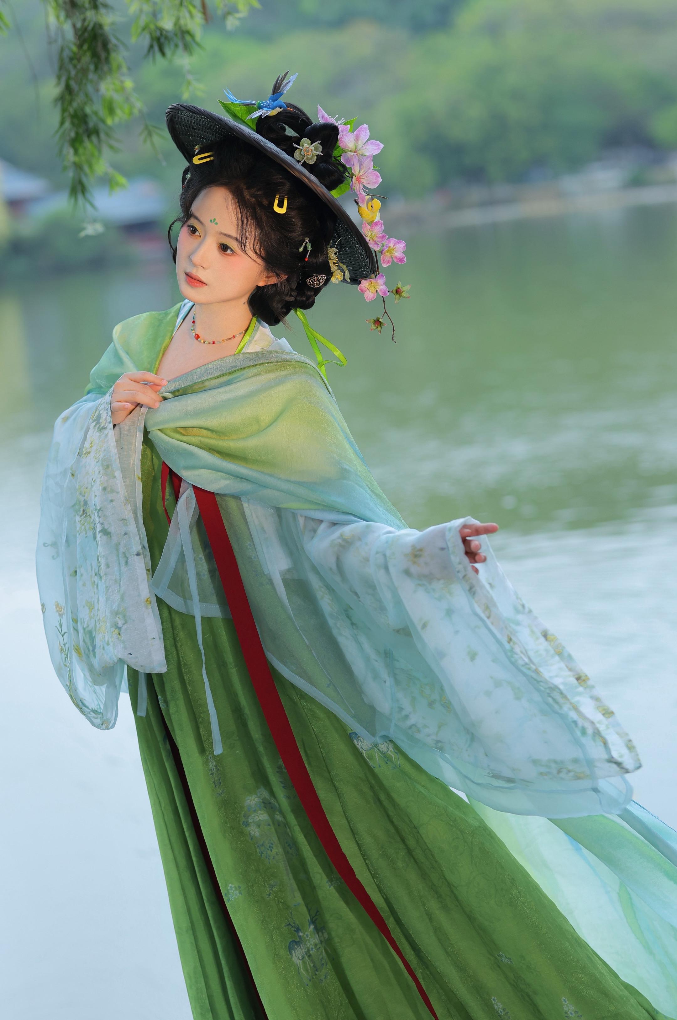 谁家的枝头鸟儿成双对。蝴蝶翩翩飞