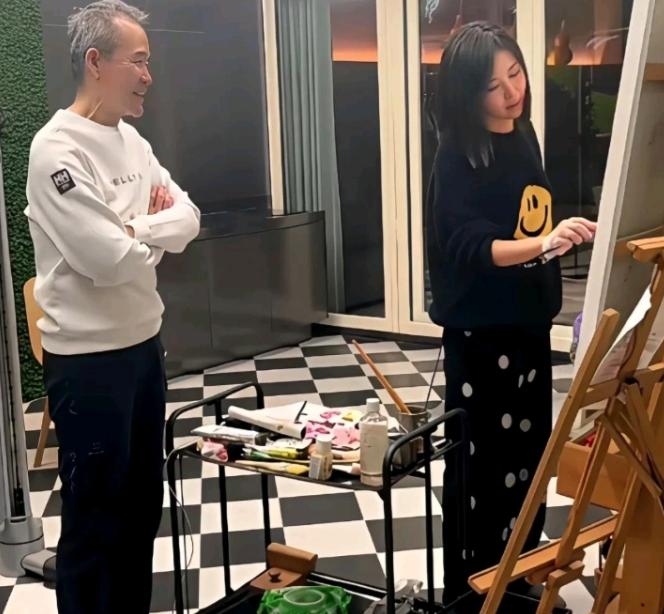 男人有钱以后会干什么？王石离婚娶了田朴珺为妻，黄仁勋和自己的原配妻子白头到老。
