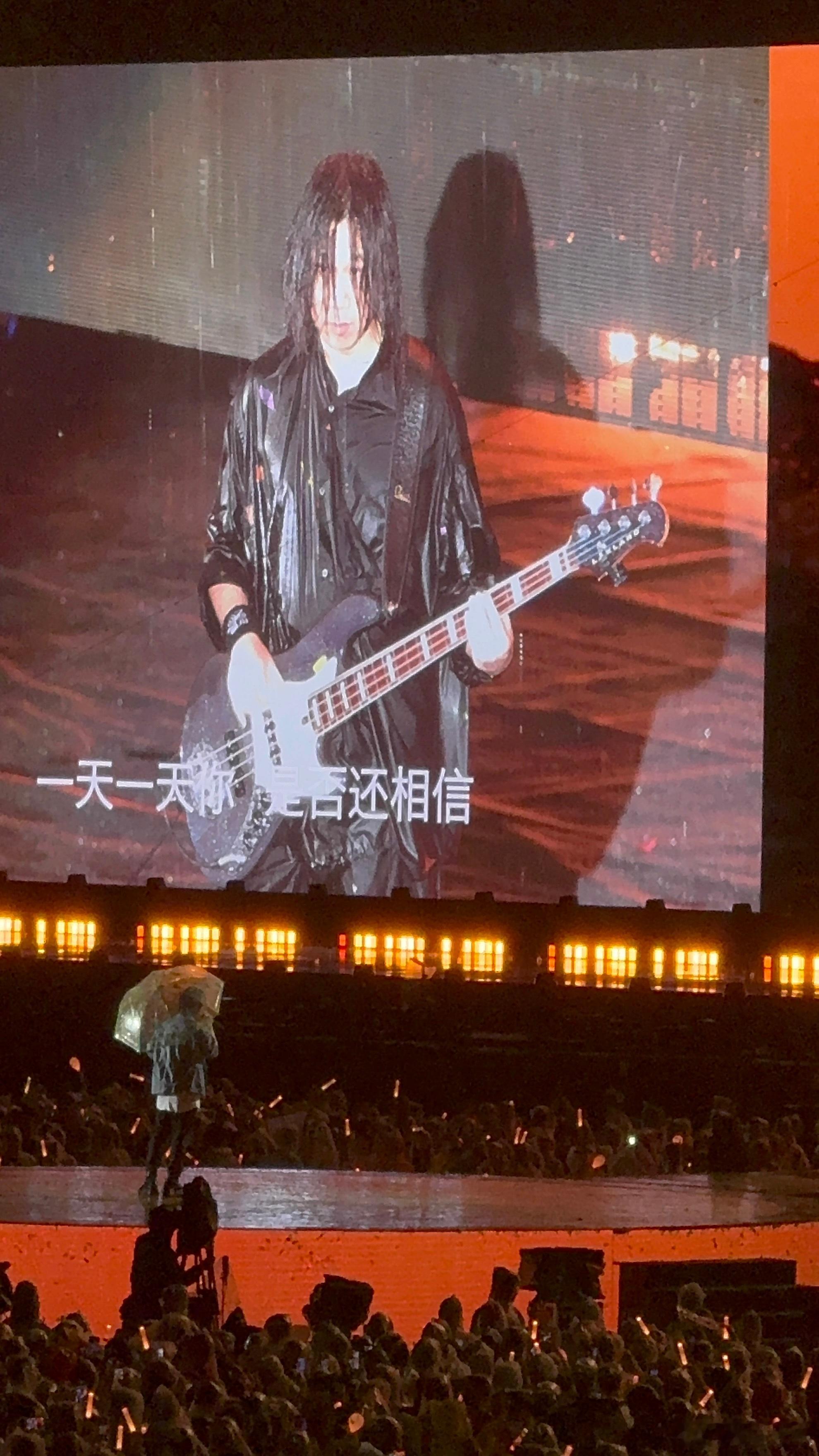 鸟巢大雨中好惨一玛莎今日五月天鸟巢演唱会遇雨，玛莎被大雨夺去了发型！好惨一男的[