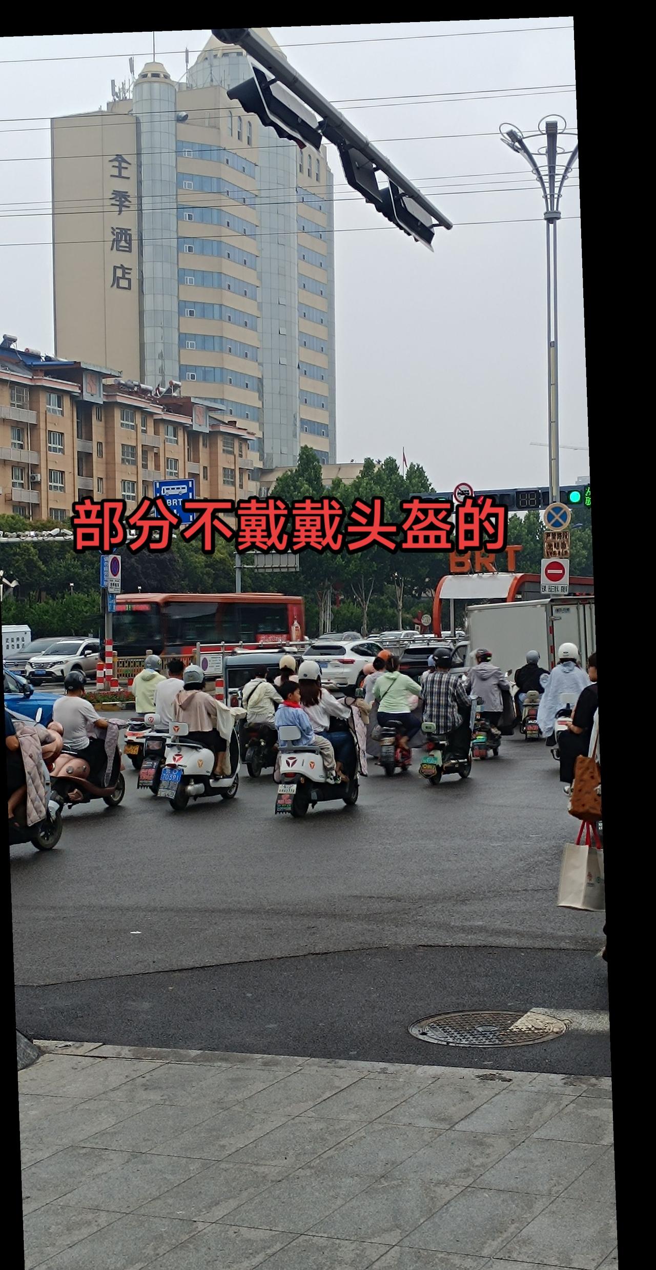 今天是全枣庄电动车违章抓拍第一天，在光明路与华山路交叉口起7.30分实拍图！