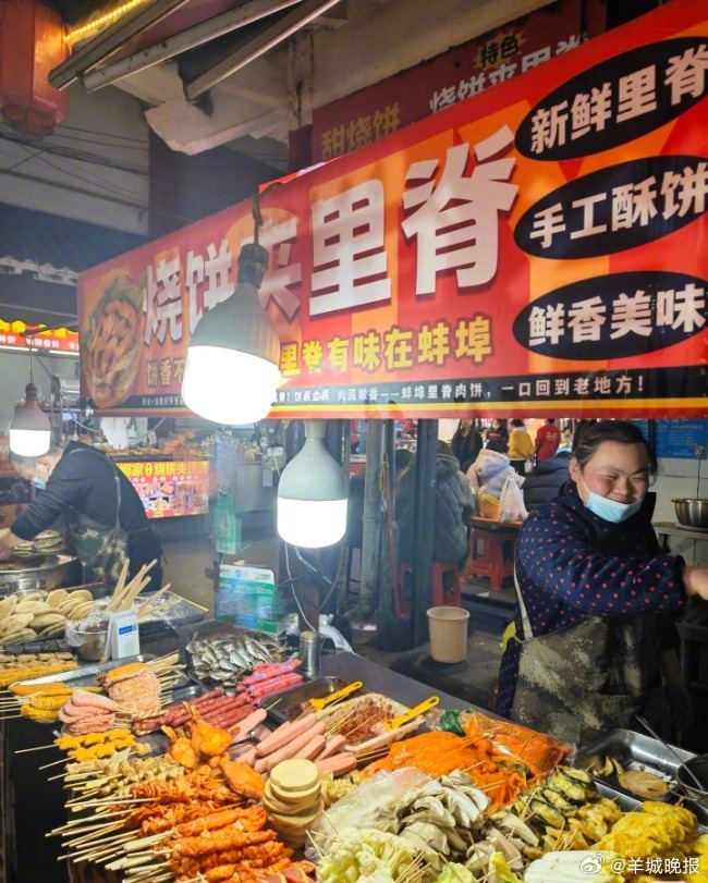 #肖战同款烧饼夹里脊10块5不涨价#【#烧饼摊主夫妇当群演给肖战递烧饼#】连日来