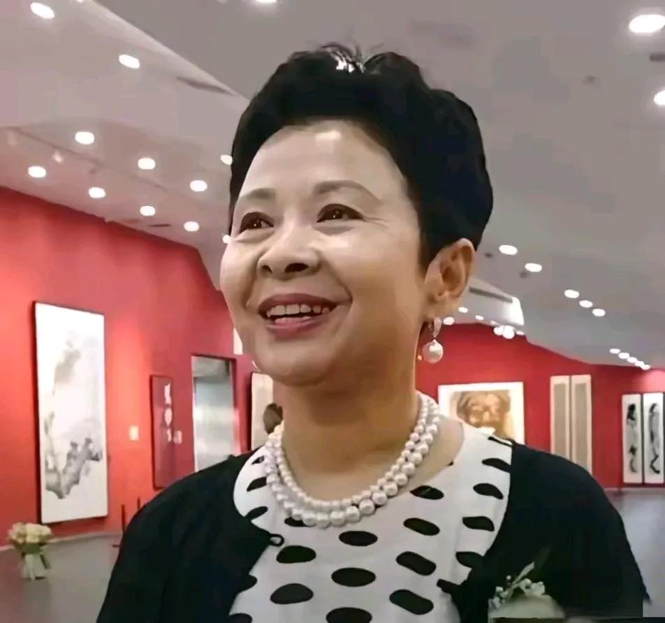 董文华是真抗老啊！
一晃这么多年过去了，她也沉寂了这么多年。现在突然出现在大众的
