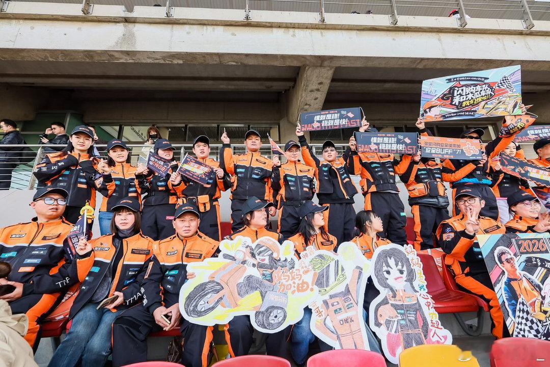 外卖员妈妈带2个女儿看F1比赛双向奔赴的温暖！淘宝闪购致敬城市骑士，橙意计划邀安