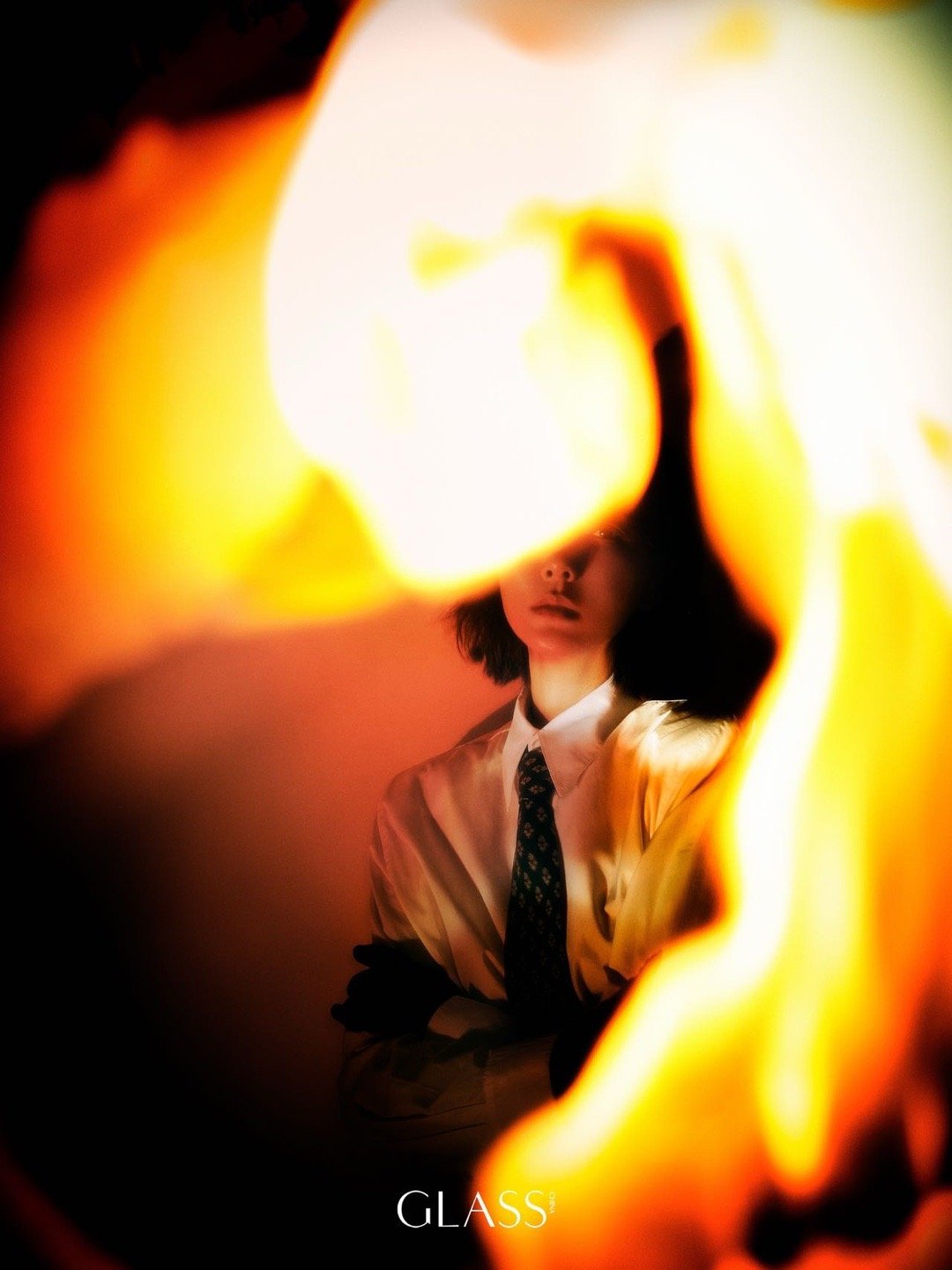 想看王珞丹演阴湿恶女王珞丹最新GLASS十一月刊封面太对味了，谁来给递一个恶女本