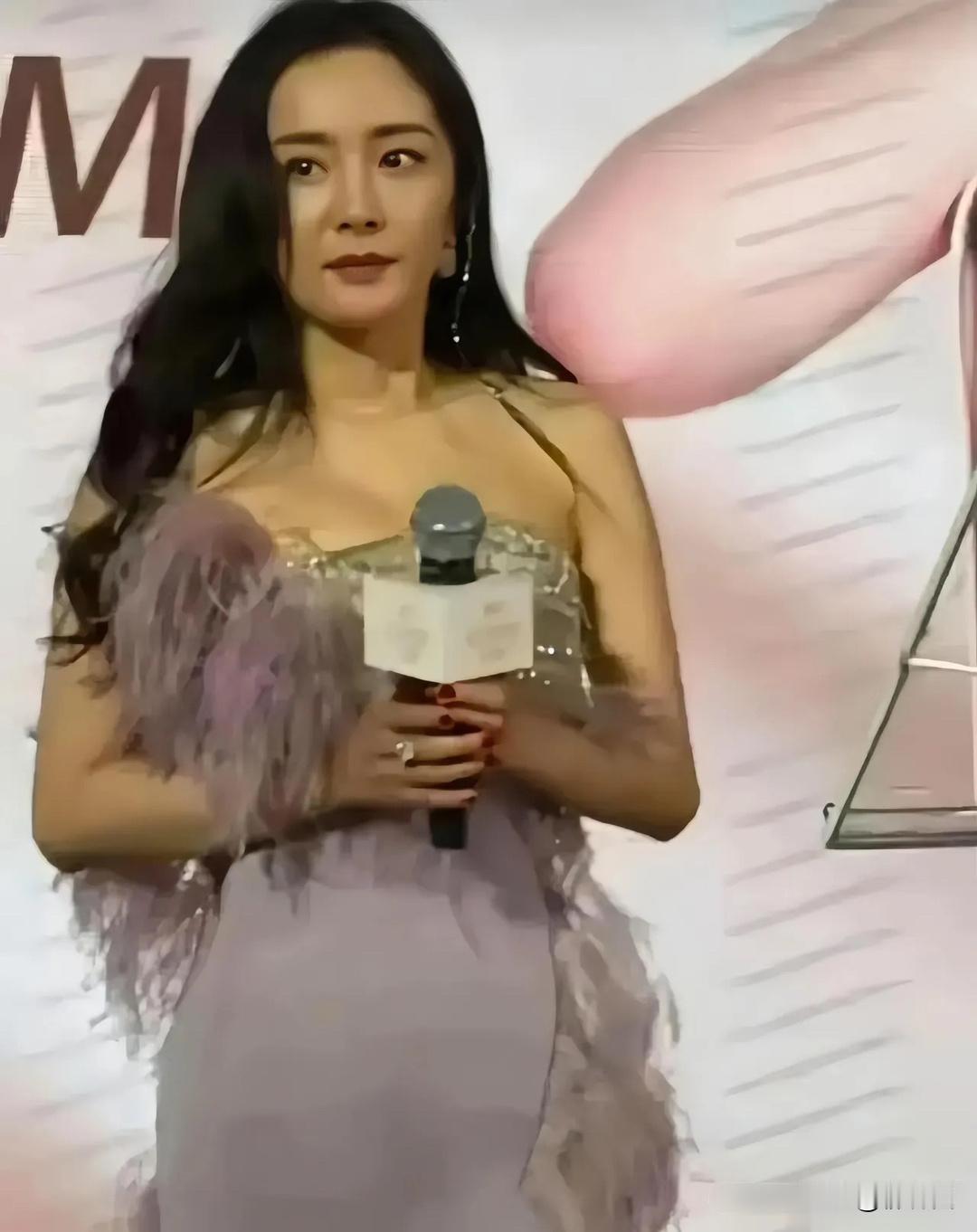 杨幂生图的真实颜值，面部有衰老痕迹、软组织问题非常明显，和精修图差距直观可见。