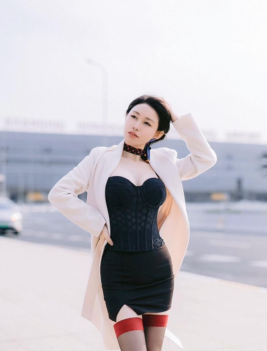 乍暖还寒的春天
风衣是绝配

黑与白
也是