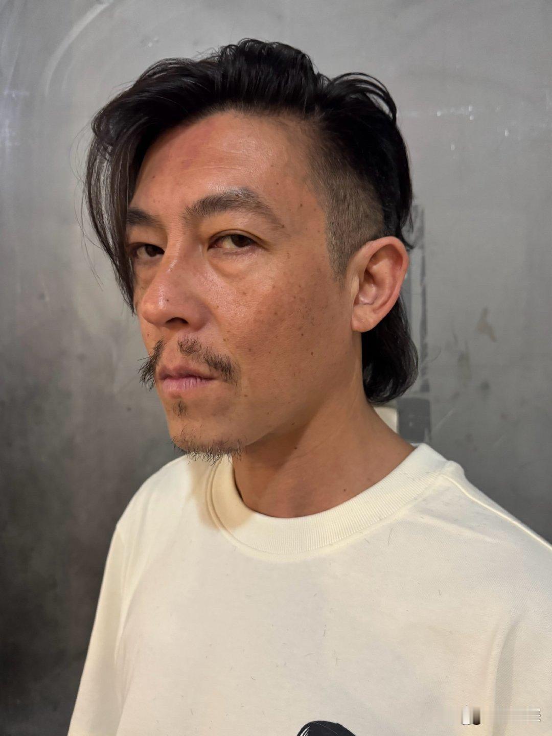 一看就是纵欲过度，整个人一点精气神都没有，浑身充满了邋遢气息，放到现在，你还觉得