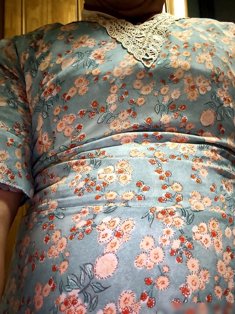 到底是谁在那儿规定男人不能穿蕾丝的？又不是贴在皮肤上就会当场变异。

把蕾丝和“