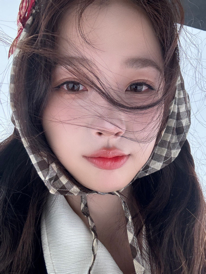 #虞书欣卖鸭蛋的小女孩#怎么有这么可爱的小女孩来卖鸭蛋[太开心]欣欣子这身穿搭土