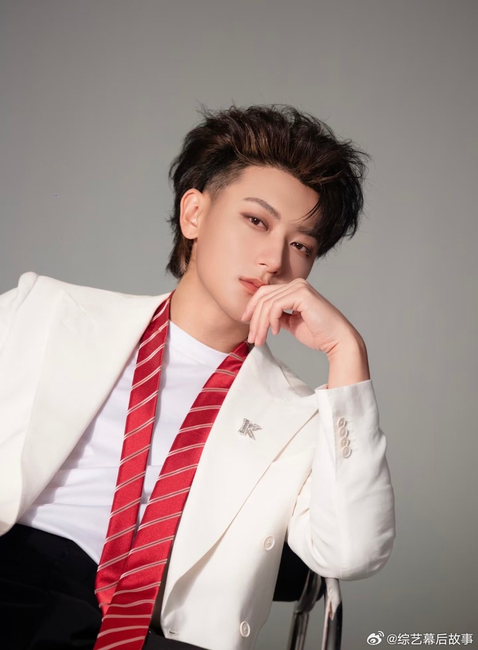 黄子韬吃饭给每个店员2000小费黄子韬吃饭每个店员给2000小费 不收还不行，主