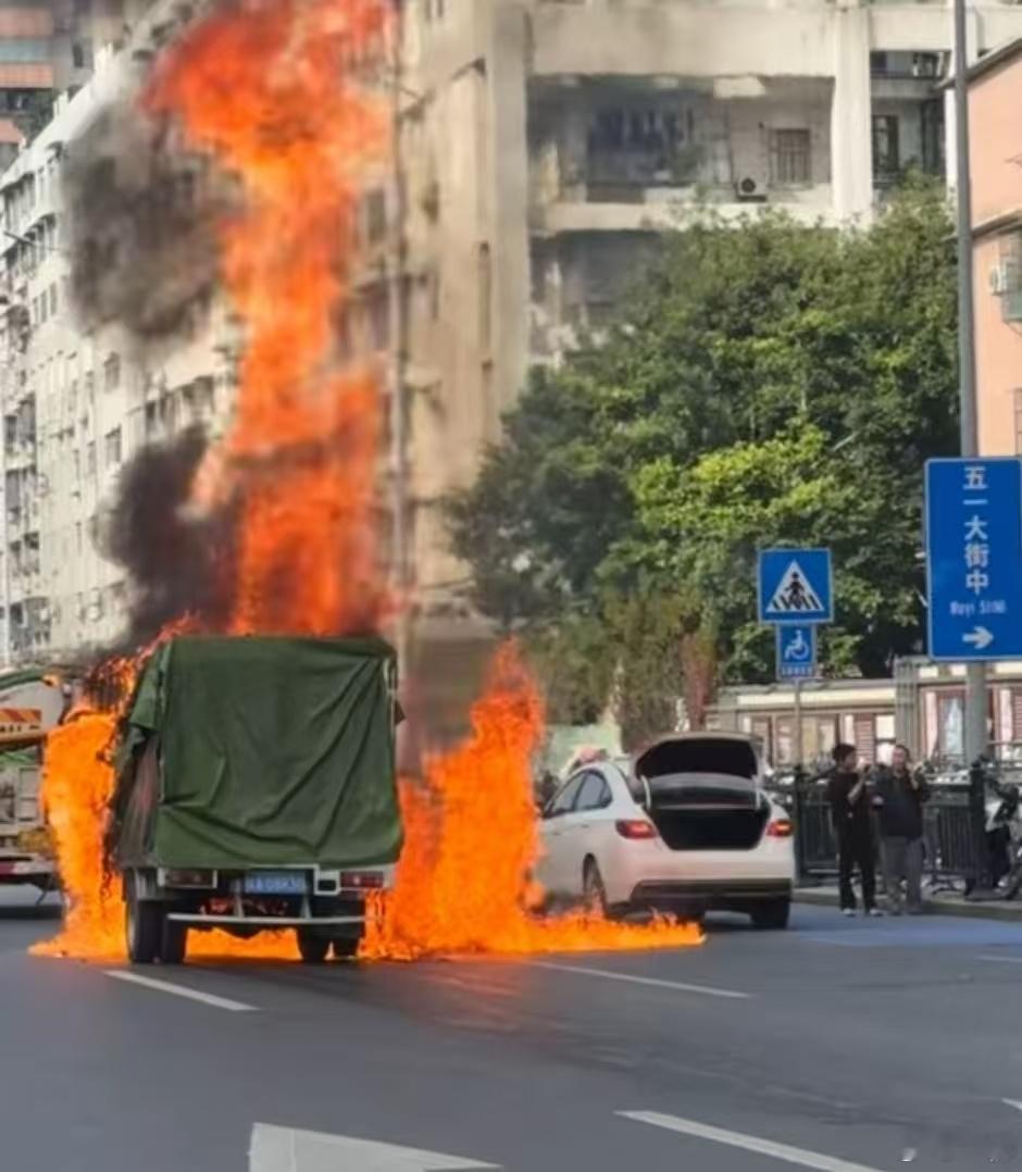 沙园地铁站这场火灾，感觉这台燃油货拉拉车上载的东西很有蹊跷，怎么能烧这么快？旁边