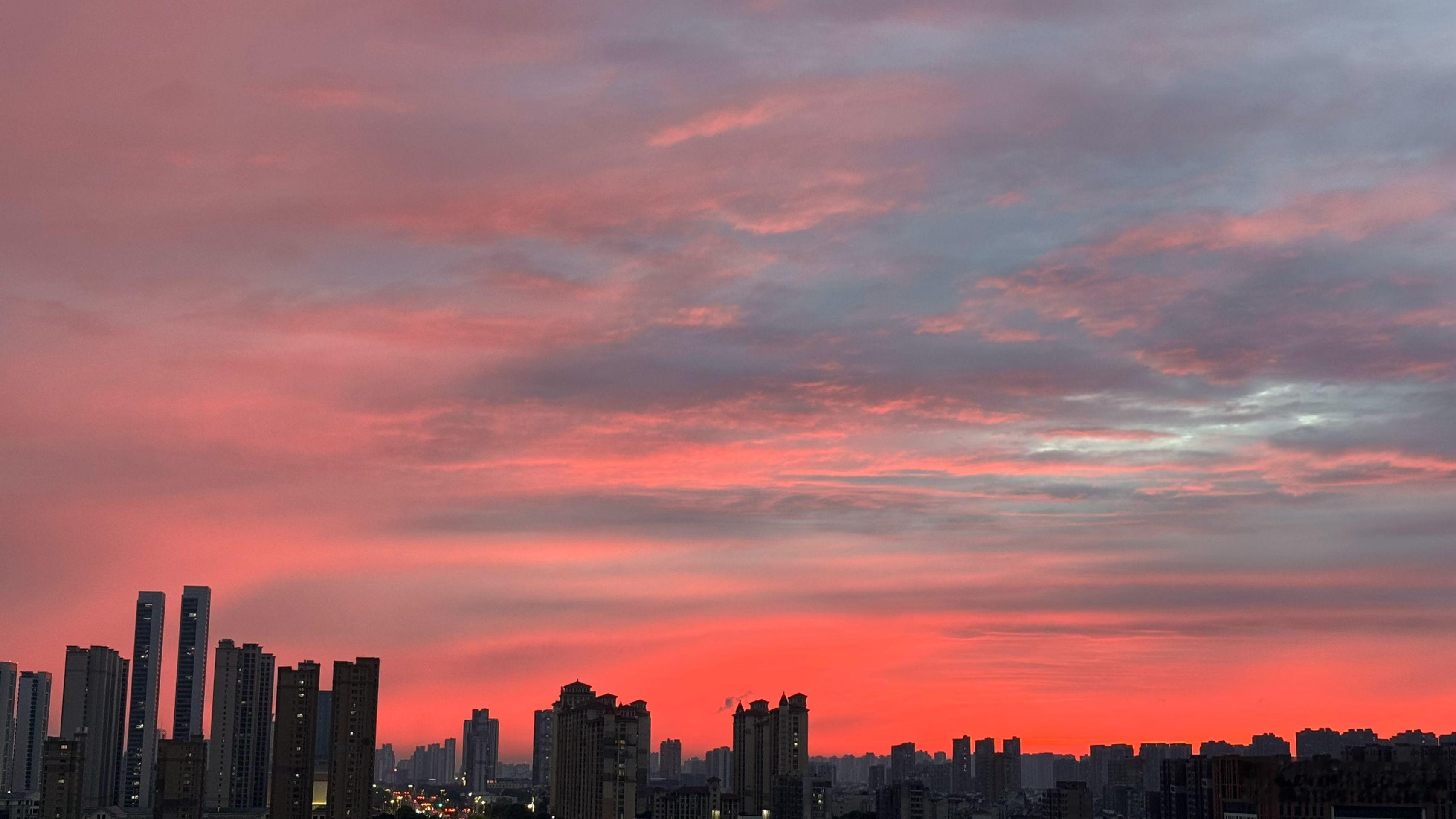 红彤彤的 