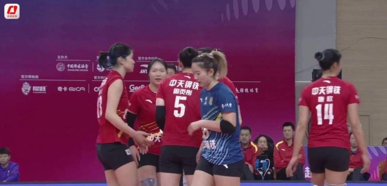 想不到江苏中天钢铁女排二线阵容直落三局战胜上海光明优倍女排主力阵容，看来排管中心