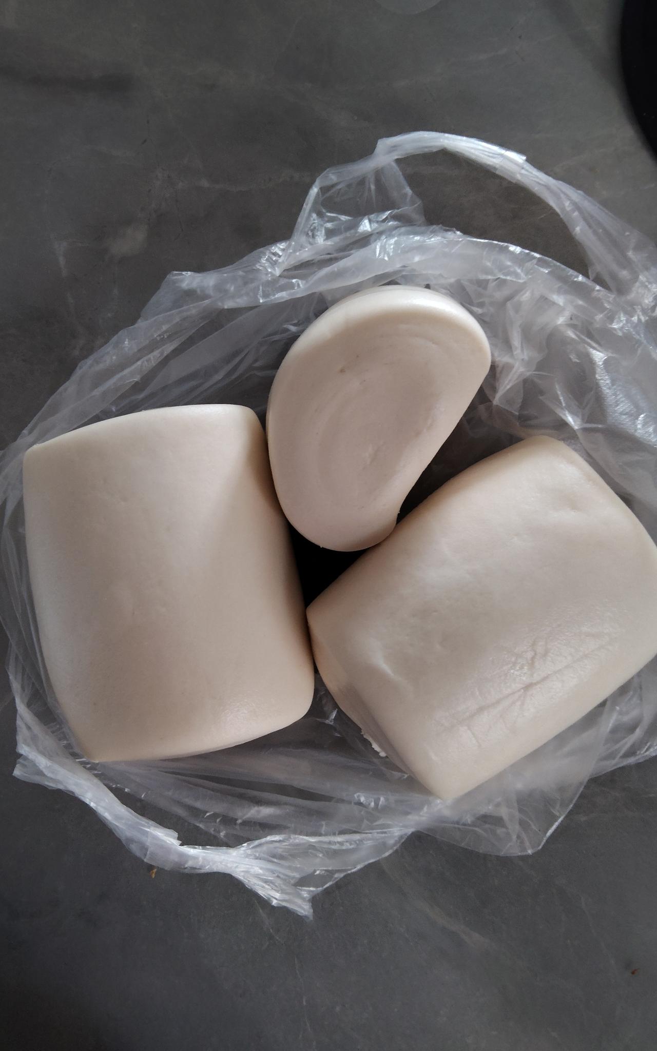 基础食品是生活的基石，如大米、面粉、食用油、生活用电，儿童必用的文具，都直接关系