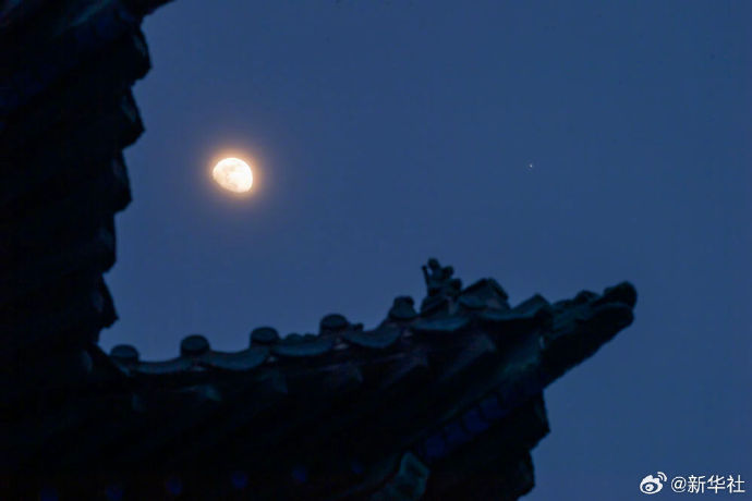 【就在明天！#木星合月将带来高颜值星月对话#】3月26日，太阳系八大行星中体积最