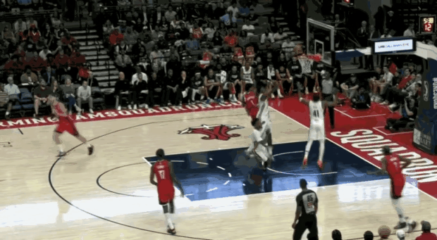 10月15日NBA季前赛，火箭与鹈鹕展开对决。第二节还剩5分38秒时，场上局势陡