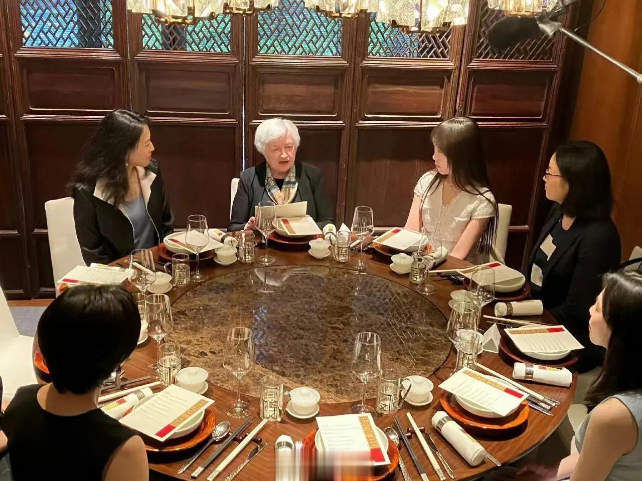 耶伦邀请了几个中国女性代表一起座谈，她向与会的精英女了解了以下几个问题：1.中国