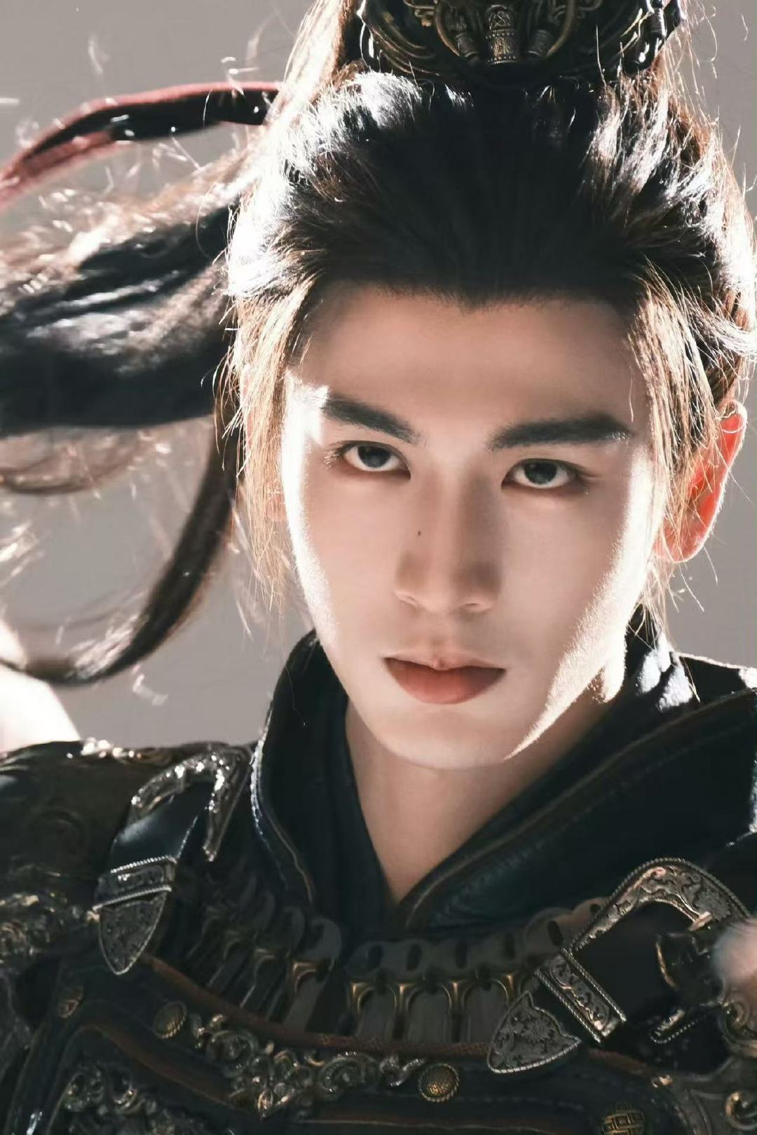 张凌赫这种帅哥演戏装脆弱最狠了 文质彬彬演将军别有风味，装脆弱时眉眼含柔，动武时