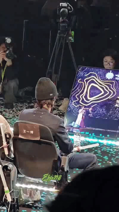 #王一博给自己鼓掌##王一博给大荧幕上的自己鼓掌# 《长空之王》《无名》《热烈》