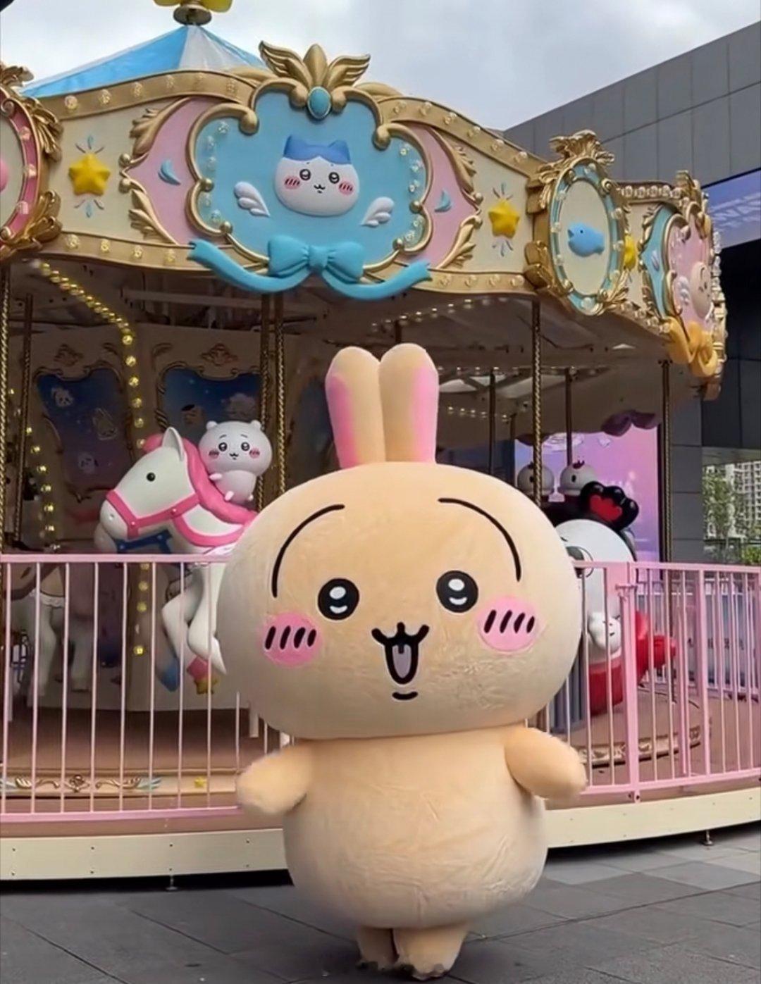 吉伊卡哇灵感共创夏日企画 谁能拒绝chiikawa主题旋转木马！乌萨奇乖乖坐在小