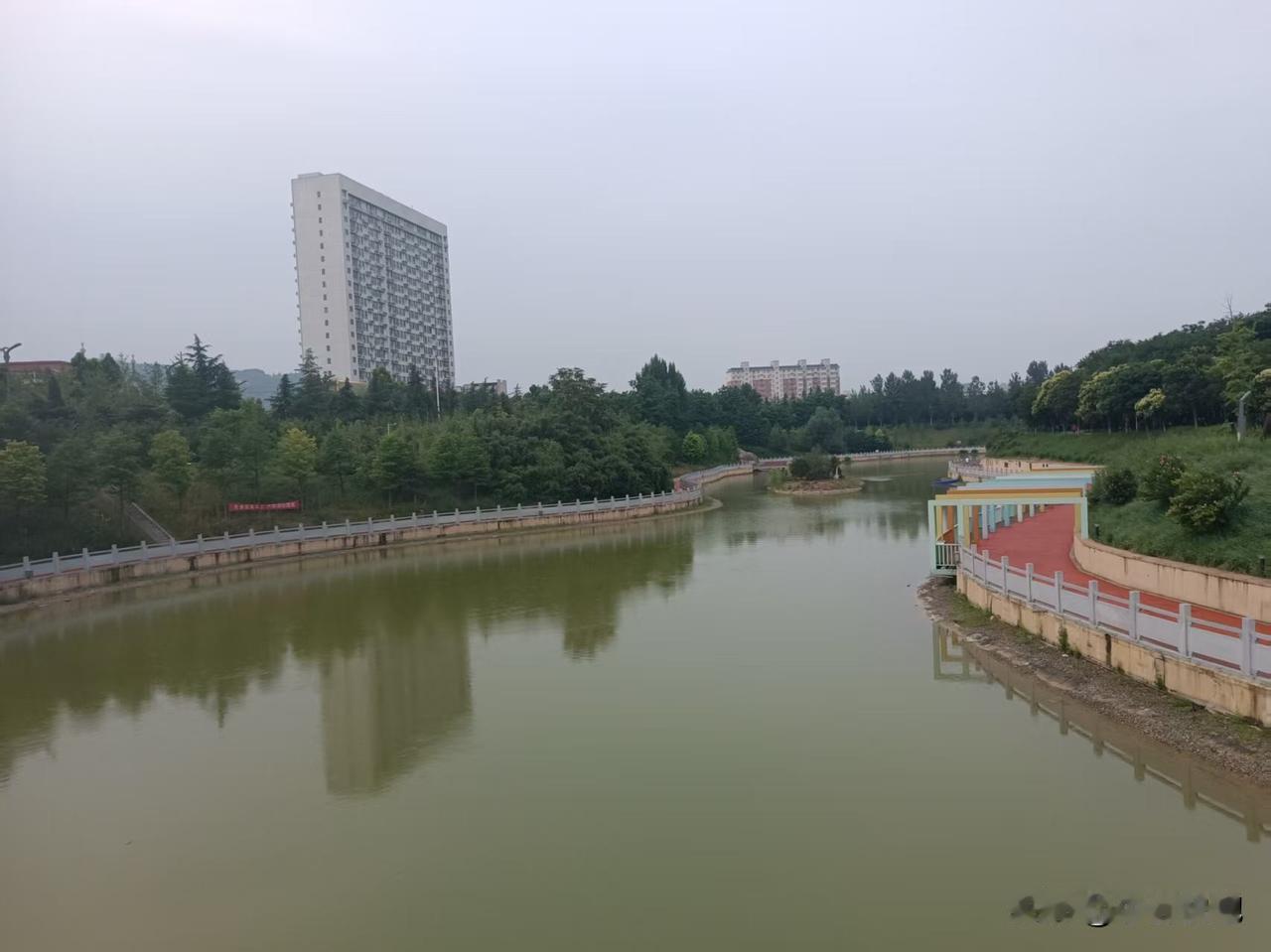 年轻时我妈总说：找个男朋友结了婚，有了人照顾你，把你安排好了，我就放心了。
感觉
