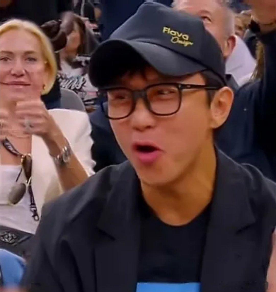 邓超和儿子去美国观看NBA总决赛，父子俩一起上大屏，14岁等等太淡定了，镜头拍邓