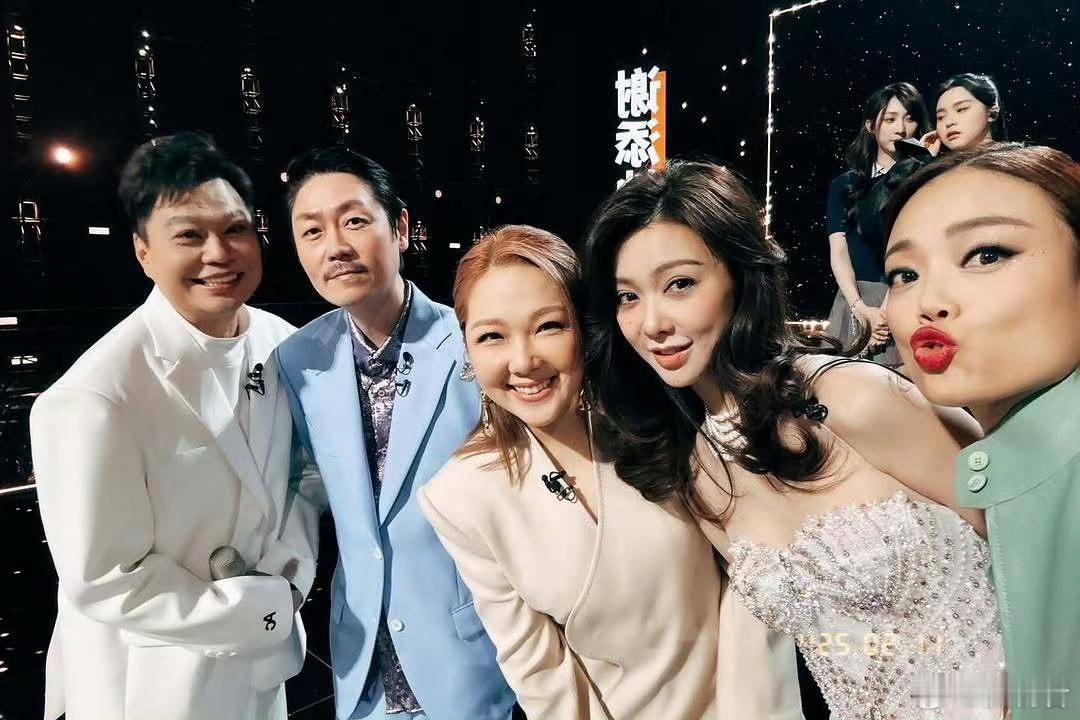 卫兰能给我戳一下脸颊肉吗  卫兰简直是声生不息的可爱炸弹！唱歌时魅力四射，日常里