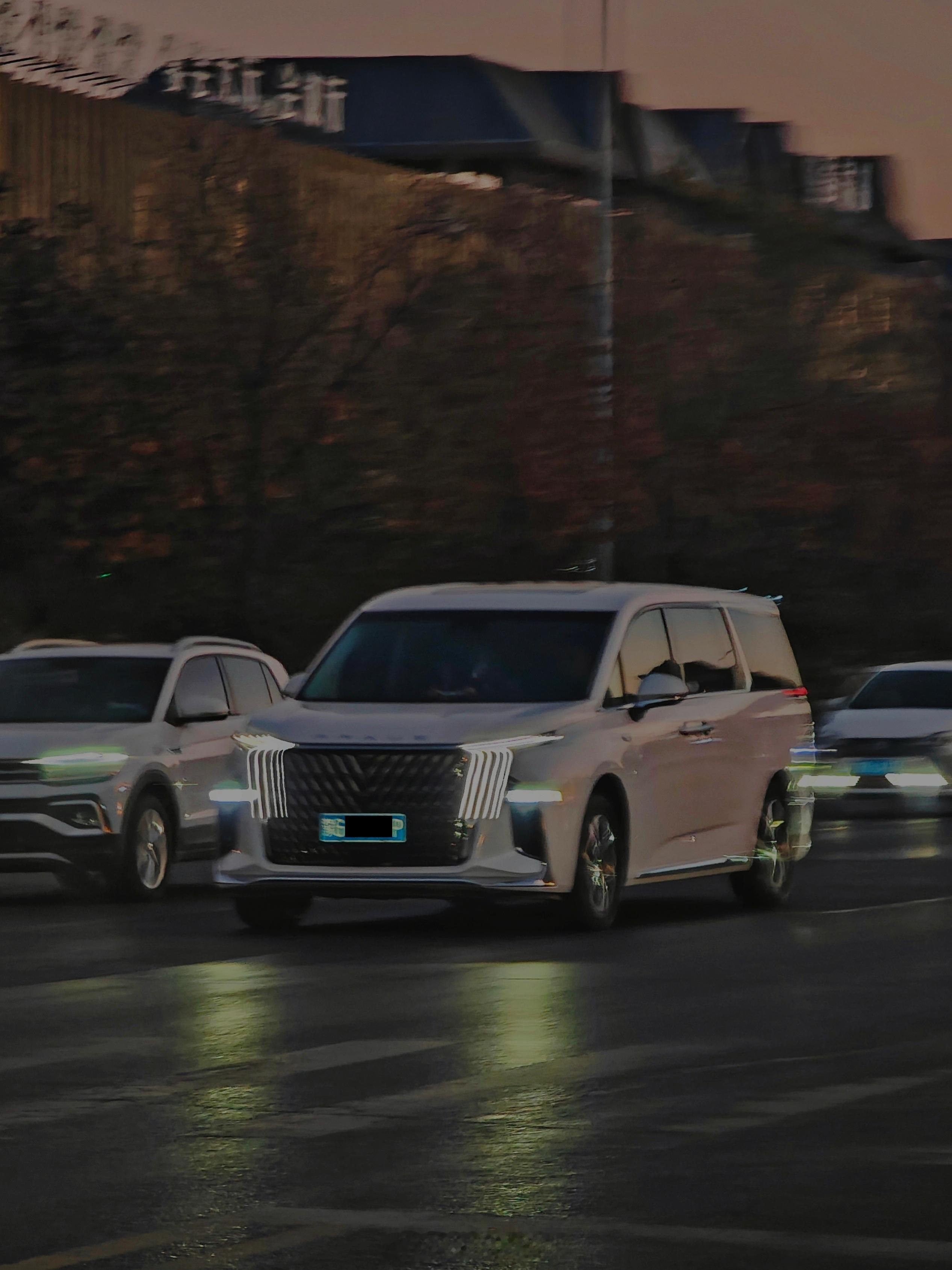 这么拍反而出现了新的车灯效果。大通g90(大通G10MAX:http://wei