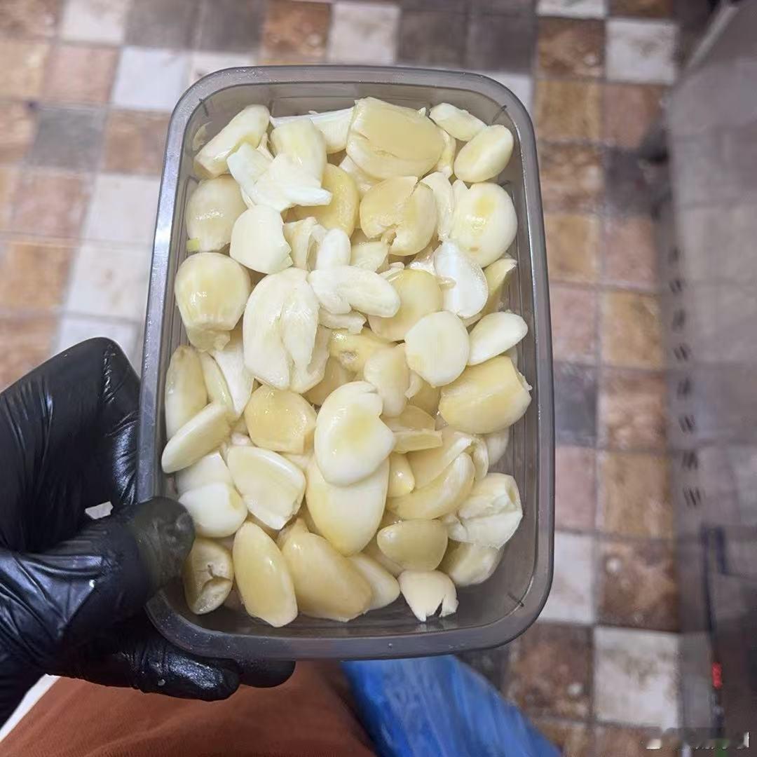 丁禹兮说今日份的蒜已备好丁禹兮说让我看看大家用蒜炒什么 丁禹兮说把今日份蒜备好，