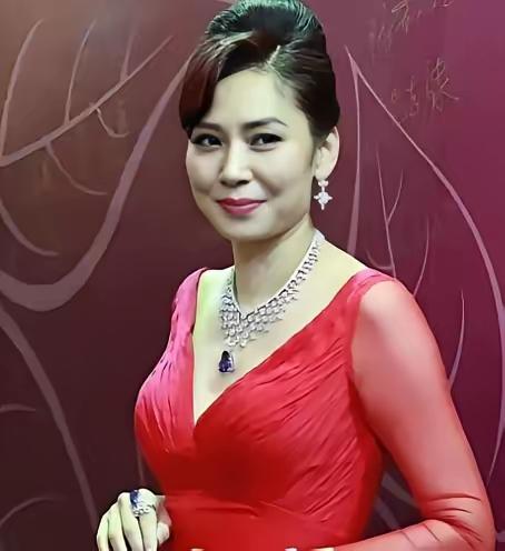 1982年，赌王何鸿燊对19岁的邝美云说：靓女，有没有兴趣做我的姨太太呀？话音刚