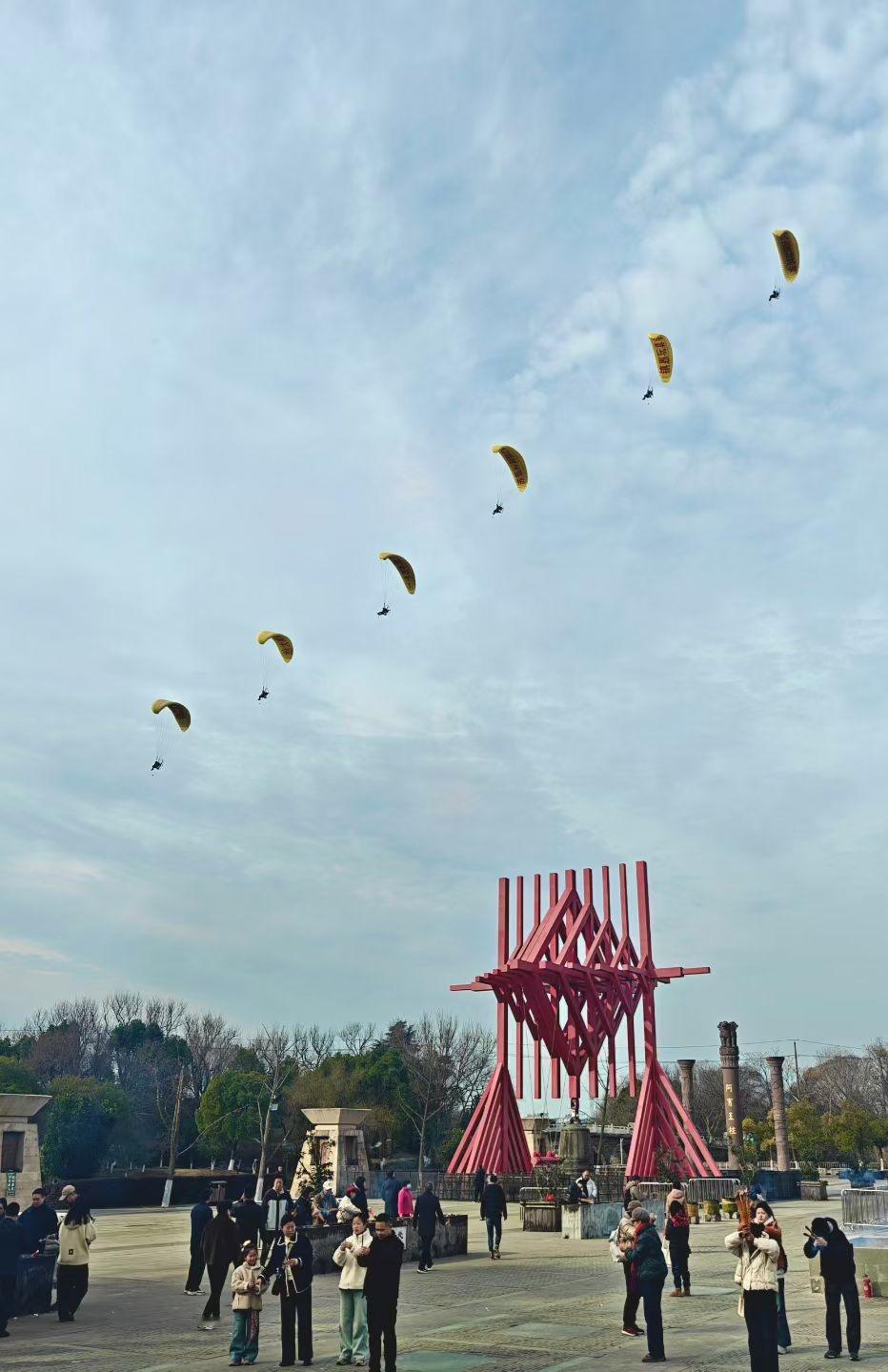 集卡领红包红韵擎空，彩翼凌云。丙午新春的热闹，藏在这一方天地的升腾里，人间烟火正