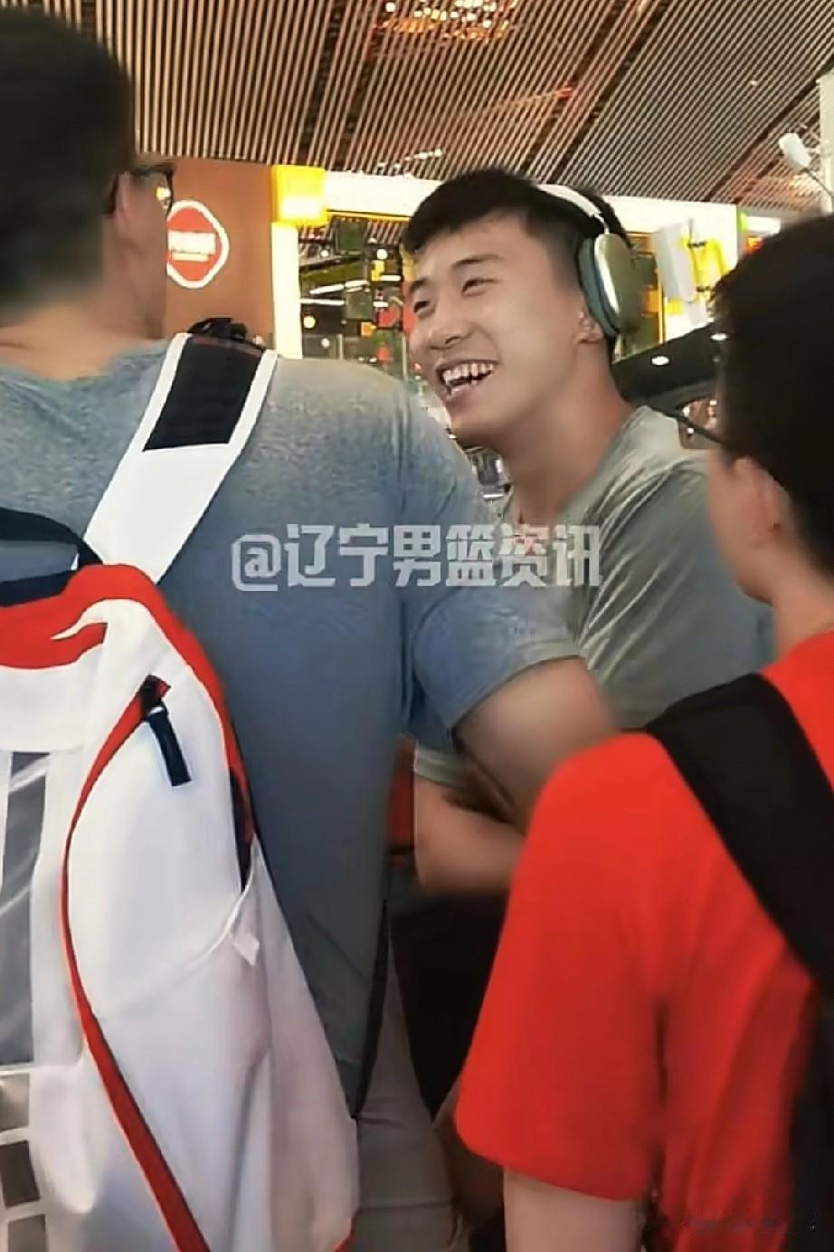 赵继伟笑的很开心，中国男篮出发长沙！

中国男篮集训队已经前往长沙，备战接下来的