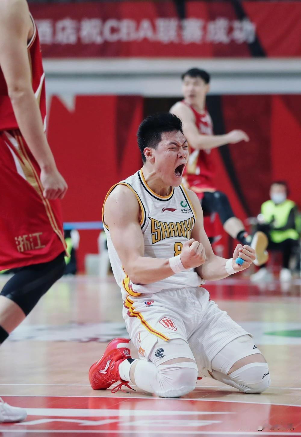 张宁注意，新赛季要控制犯规次数啦！CBA联赛六次犯规将成为历史！有消息说，新赛季