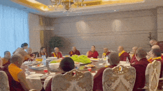 这是什么寺庙的僧侣，竟然在酒店享受如此高档的宴请？这样的行为确实与作为僧人的清规