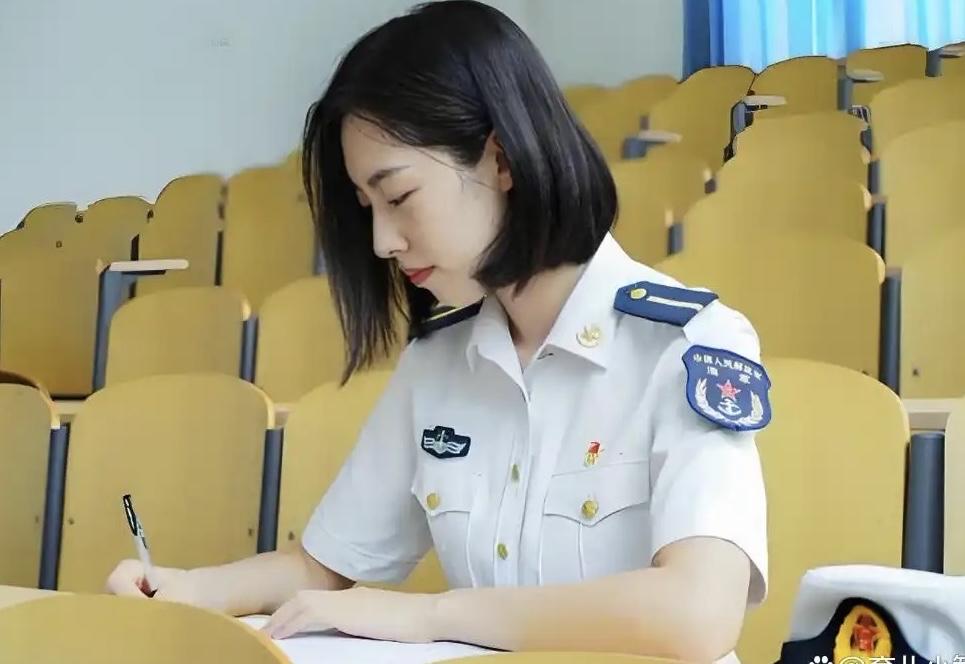 张雪峰做连线视频直播时，是几乎不谈军队院校的，其实也无需那么忌讳，军队院校和全国