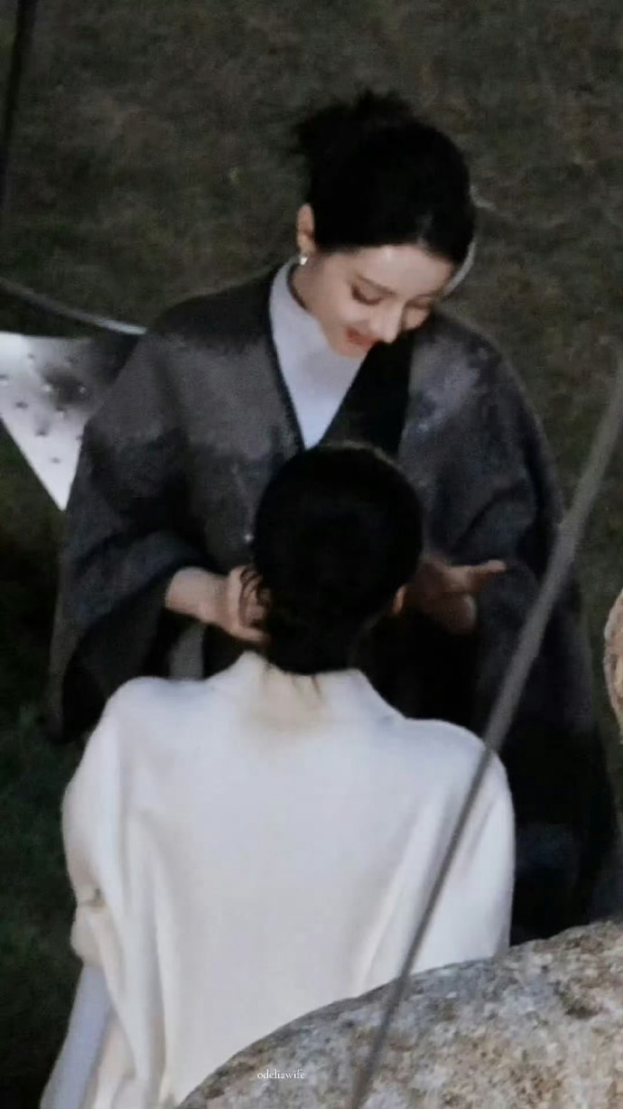 用演技打破角色边界，迪丽热巴诠释两种截然不同的人生。路透传递的救赎主题，让人对正