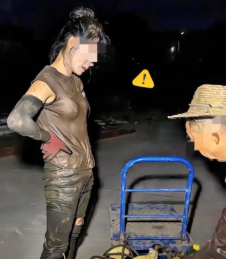 女子种了十几亩莲藕，现在到了收获的季节。丈夫在外打工，女子每天上半夜睡一会觉，下