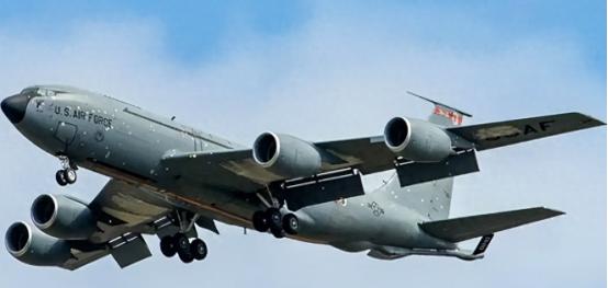 波斯湾发生空中险情！5 月 5 日美军 KC-135R 加油机飞越美伊对峙前沿，