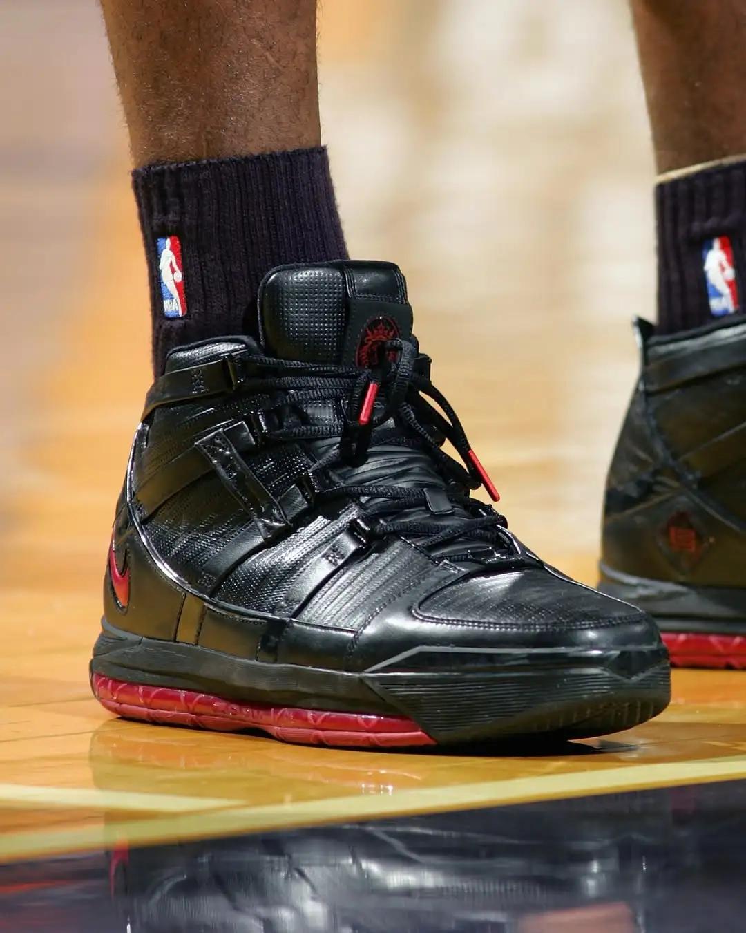 骑士詹姆斯 20年前的今天，2005年12月11日，詹姆斯在客场对阵雄鹿的比赛中