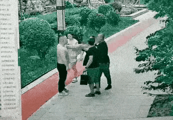 反复端详许久，穿白衣服的年轻人挨了两拳，最后还被踢了一脚，这一脚最为狠厉。照此情