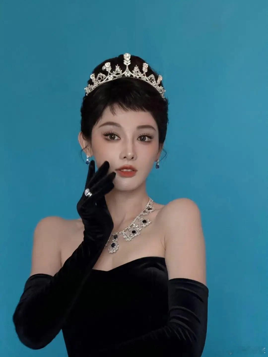 感觉彭小苒有点不对劲长发好看是真的，短发为什么撞脸丁禹兮啊，好像女版丁禹兮，回不