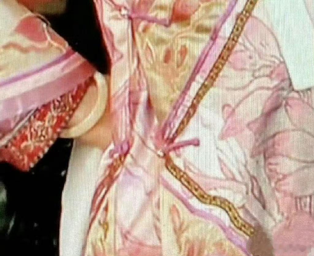 甄嬛传中，眉姐姐怀孕后衣服扣不上，但内务府未为她制作新衣。 ​​​