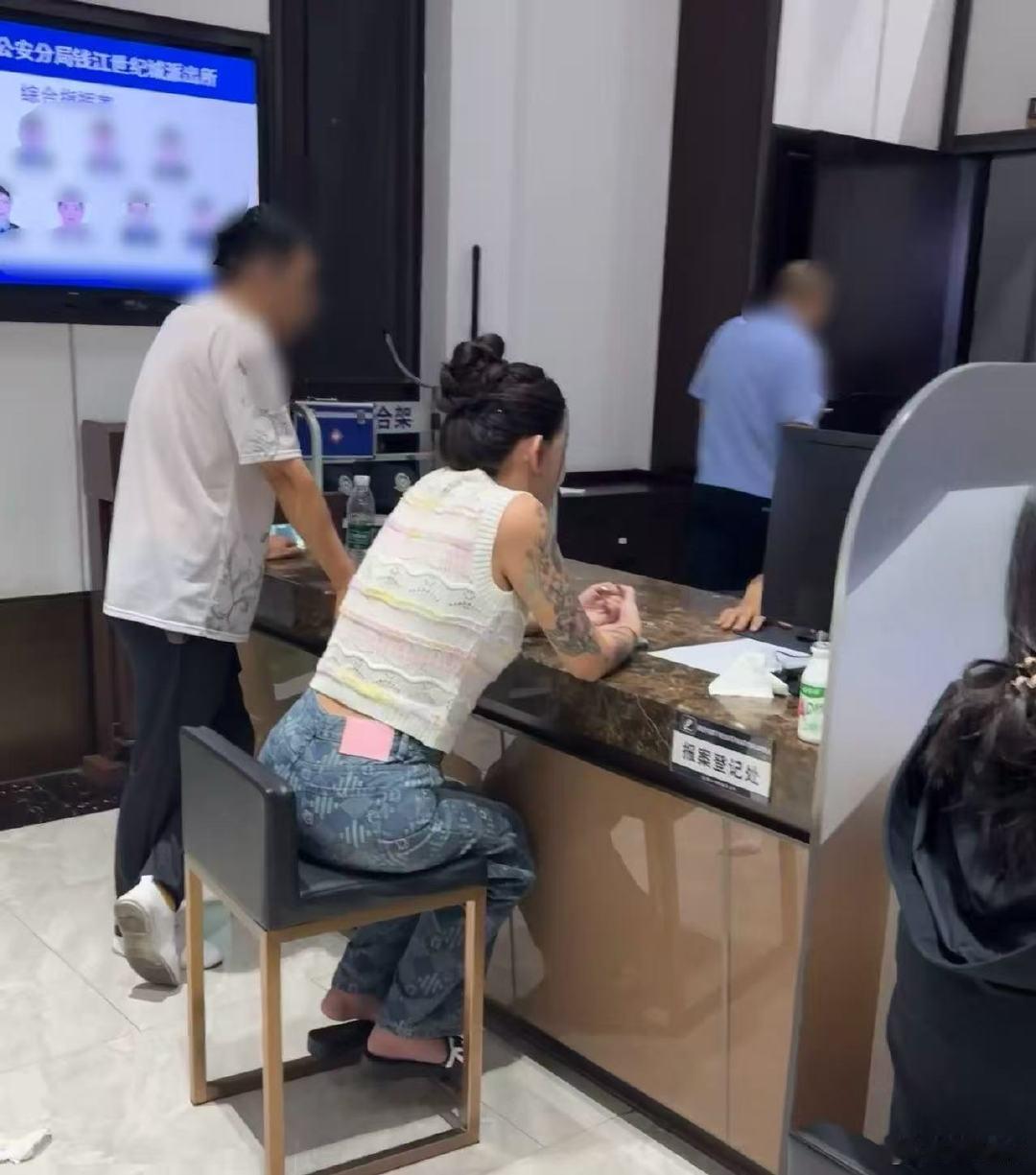 派出所偶遇韩安冉 网友派出所偶遇韩安冉，这是咋滴了，事情咋还没结束呢网友派出所偶