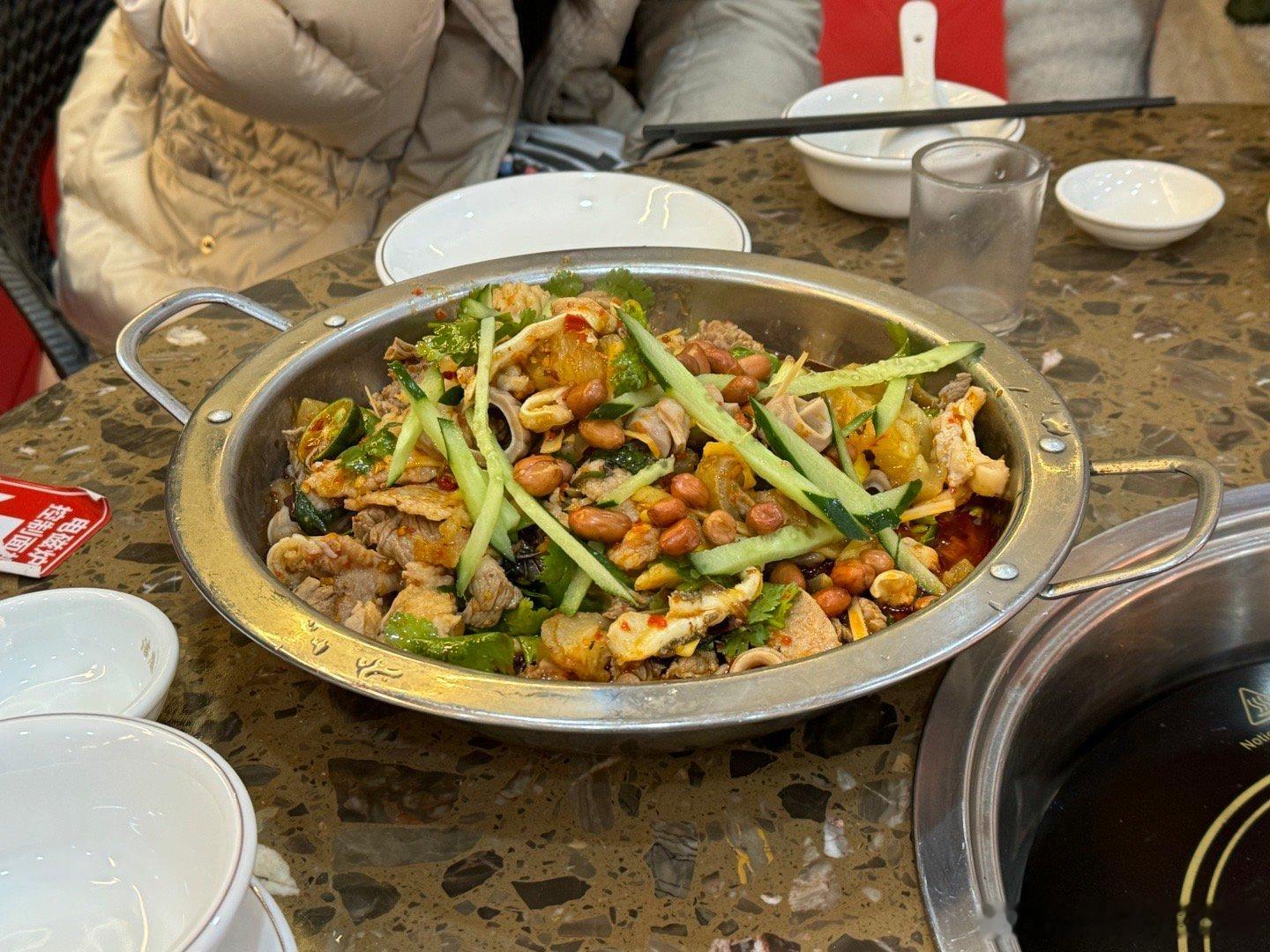 今晚在柳州吃了巨好吃的牛杂锅，巨爱这个酿豆腐！还尝了街边的酸品！很新奇！这一条街