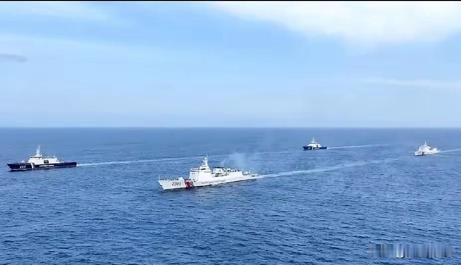 台东外海，一艘日本商船正横冲直撞，引擎轰鸣得仿佛这片海域还是自家的后花园。

谁