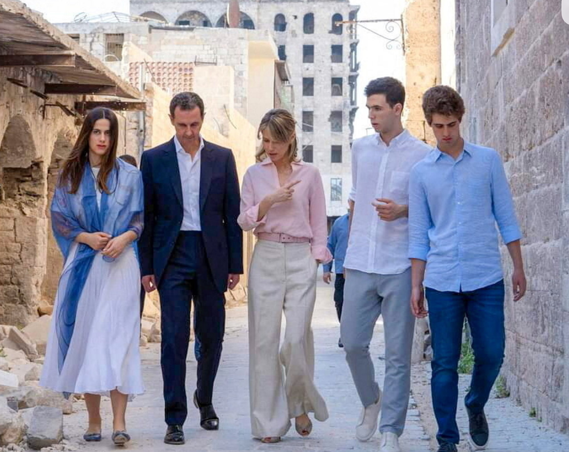 #叙前总统阿萨德一家在莫斯科近况曝光# 【阿萨德一家在莫斯科近况曝光：重操眼科医